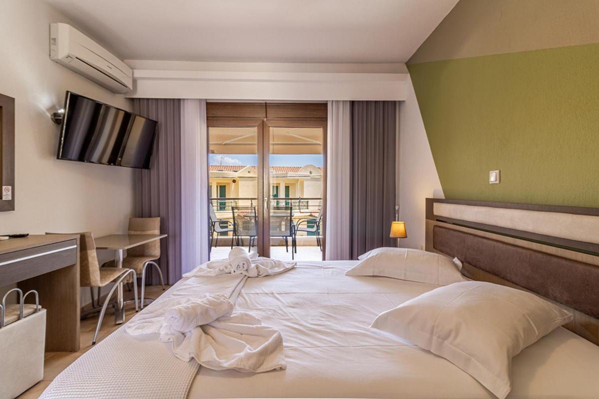 Dafni'S Seaside Luxury Studios Nikiti  Luaran gambar