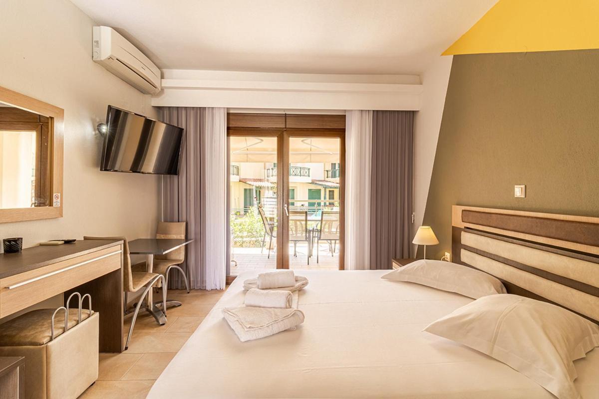 Dafni'S Seaside Luxury Studios Nikiti  Luaran gambar